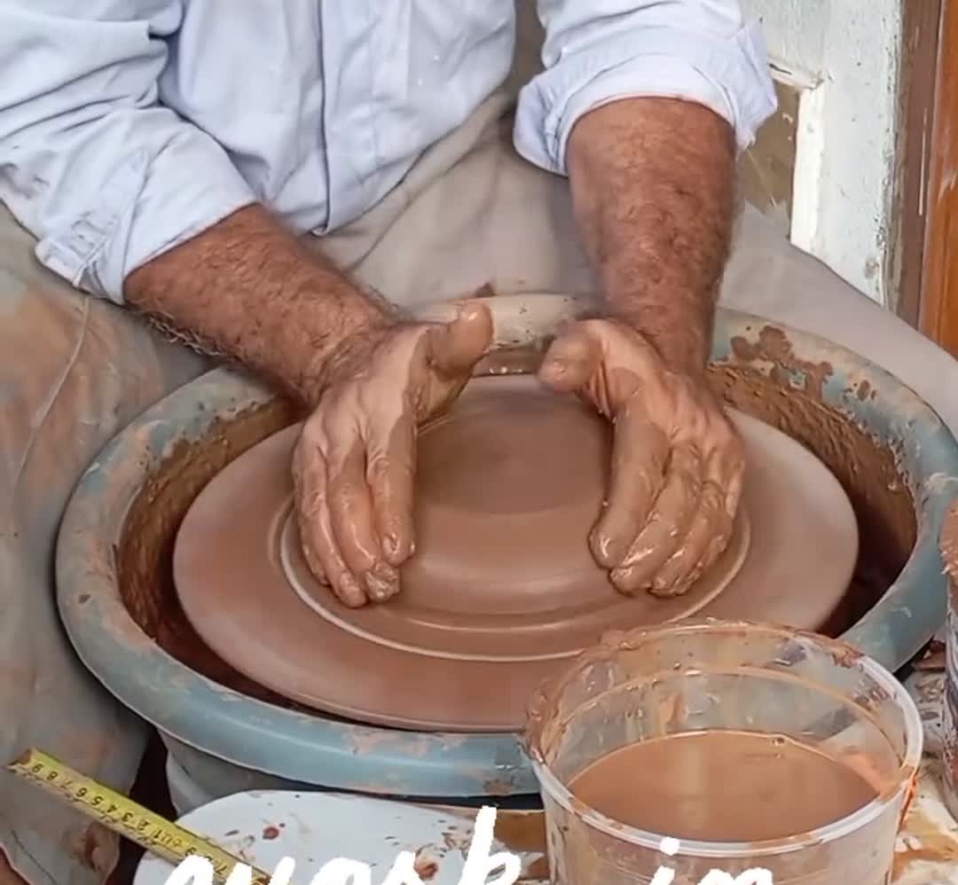 Peça saindo do torno, no ateliê